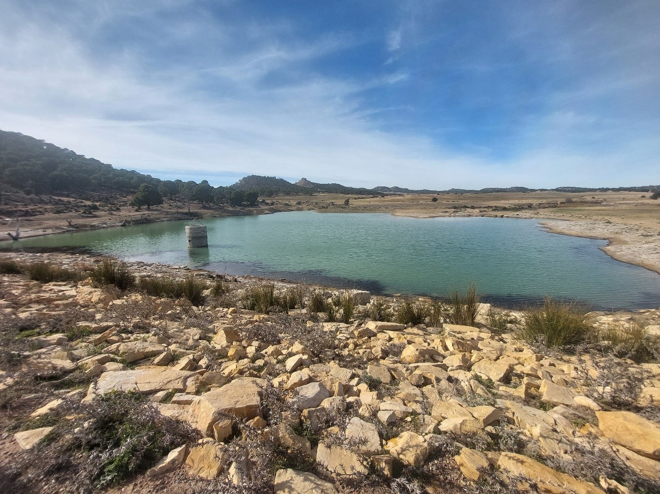 A lake in the middle of an arid landscape.
