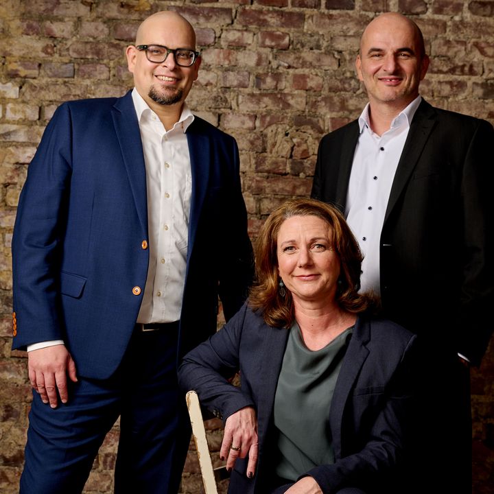 Photography of the three managing directors of Dorsch Impact: Juan Neidhardt, Frauke Goldmann and Zihni Erençin.