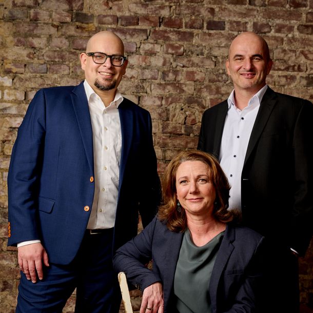 Photography of the three managing directors of Dorsch Impact: Juan Neidhardt, Frauke Goldmann and Zihni Erençin.