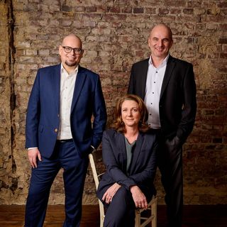 Photography of the three managing directors of Dorsch Impact: Juan Neidhardt, Frauke Goldmann and Zihni Erençin.