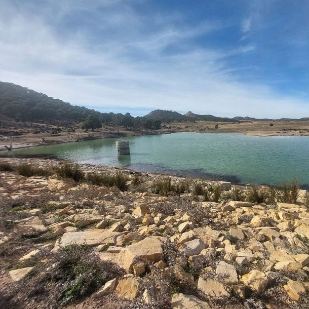 A lake in the middle of an arid landscape.